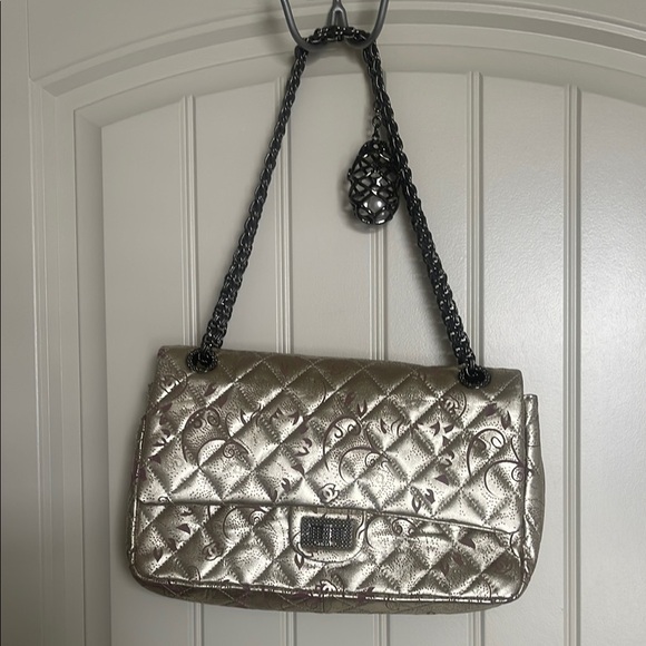 - Elegant Silver Quilted Shoulder Bag - Picture 3 of 17